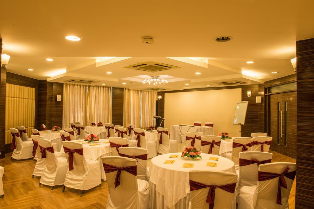 The Red Maple Mashal Indore Eksteriør billede